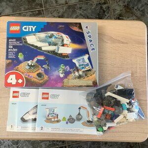 LEGO 60429 Space City Spaceship and Asteroid Discovery set astronaut